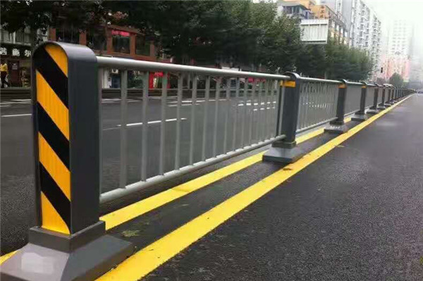 新抚公路防撞护栏